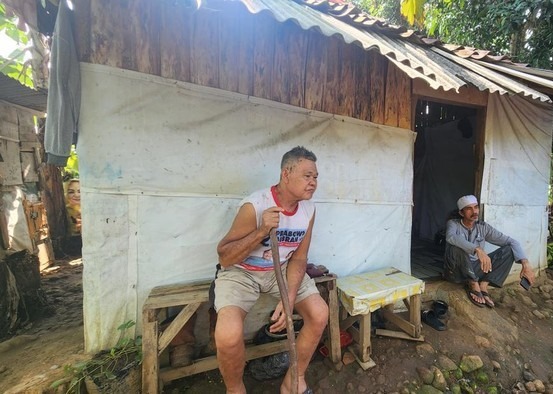 Habib Fahmi (Berkopiah) dan Aneng Anggara (mertua Ujang) di kediamannya di tengah kebun pisang. (Foto: Syahdan Alamsyah)