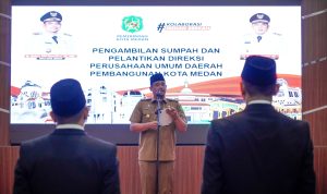 Wali Kota Medan Bobby Nasution saat melantik 2 Direktur PUD Pembangunan di Balai Kota Medan. BP/erwan