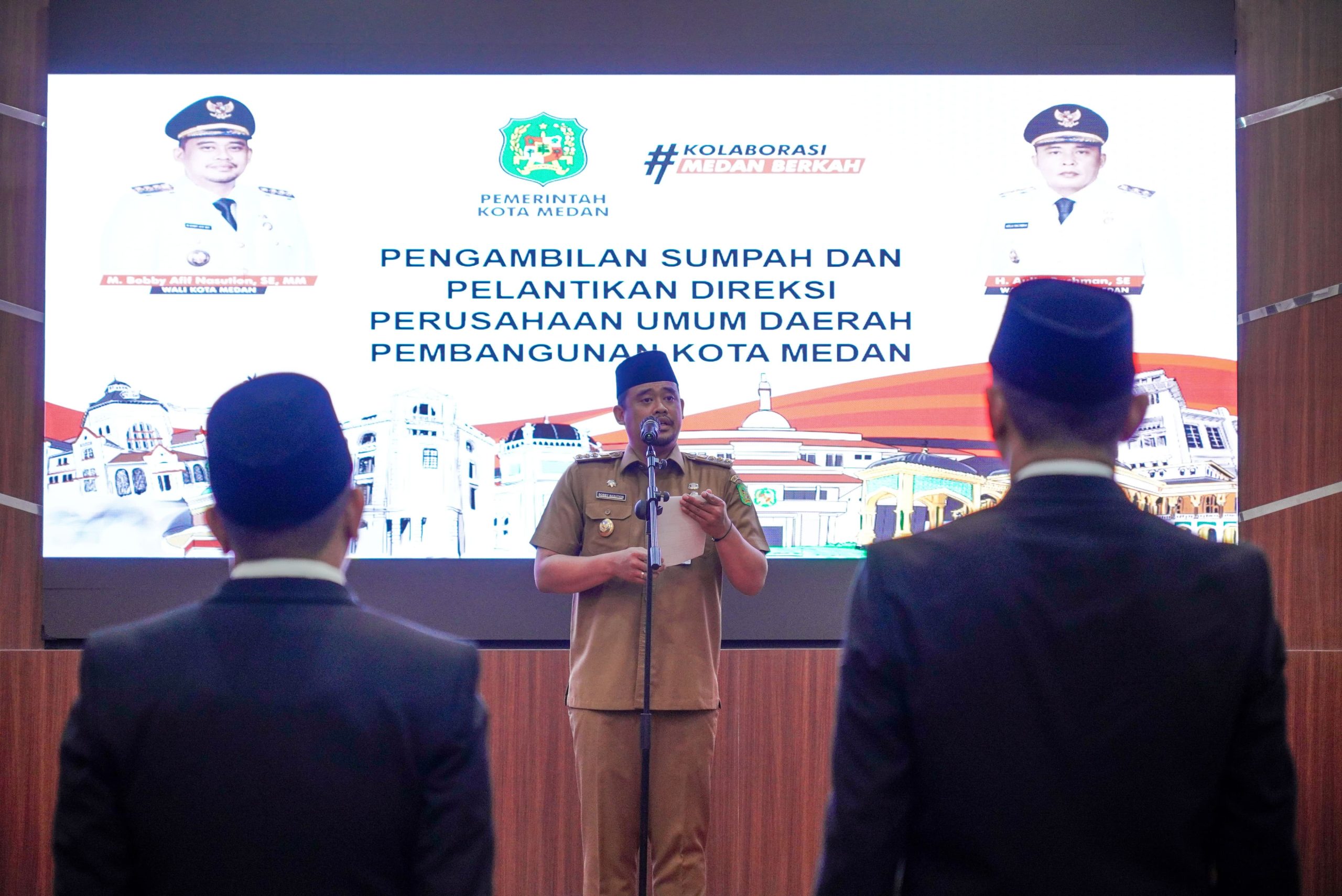 Wali Kota Medan Bobby Nasution saat melantik 2 Direktur PUD Pembangunan di Balai Kota Medan. BP/erwan