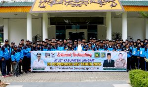 Kadispora Ngaturken PA,M.Pd melepas 76 atlet kontingen Kabupaten Langkat ikuti Pekan Olahraga Pelajar Provinsi Sumatera Utara (POPPROVSU). Foto : Ist.