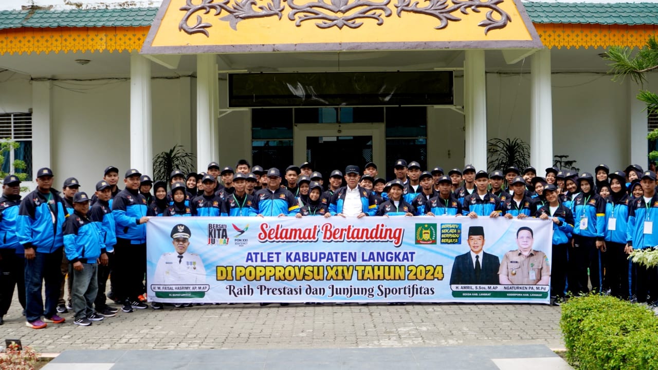 Kadispora Ngaturken PA,M.Pd melepas 76 atlet kontingen Kabupaten Langkat ikuti Pekan Olahraga Pelajar Provinsi Sumatera Utara (POPPROVSU). Foto : Ist.