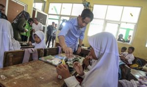 Wakil Presiden terpilih Gibran Rakabuming Raka meninjau uji coba pelaksanaan program makan bergizi gratis di SDN Sentul 03, Kabupaten Bogor, Jawa Barat, Selasa (23/7/2024).