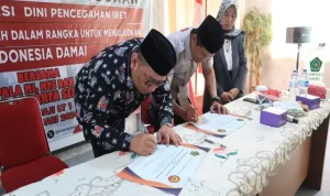 Kepala Kankemenag Kota Jakarta Selatan M. Yunus Hasyim (kiri) menandatangani kerja sama dengan Densus 88 Antiteror Polri untuk mencegah intoleransi di madrasah. Foto/istimewa