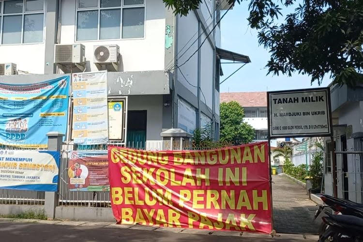 Sekolah Menengah Atas Negeri (SMAN) 8 Tangerang Selatan menjadi pusat perhatian setelah disegel oleh ahli waris dengan tuntutan terkait status tanahnya.