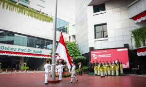 Menteri Kesehatan Budi Gunadi Sadikin memimpin upacara pengibaran bendera dalam rangka peringatan HUT ke-79 RI di Kementerian Kesehatan, Jakarta.