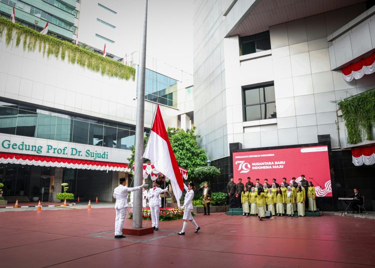 Menteri Kesehatan Budi Gunadi Sadikin memimpin upacara pengibaran bendera dalam rangka peringatan HUT ke-79 RI di Kementerian Kesehatan, Jakarta.