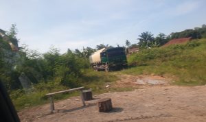 Truk tangki CPO saat masuk ke areal gudang langsung mengarah ke areal semak untuk mengambil minyak
