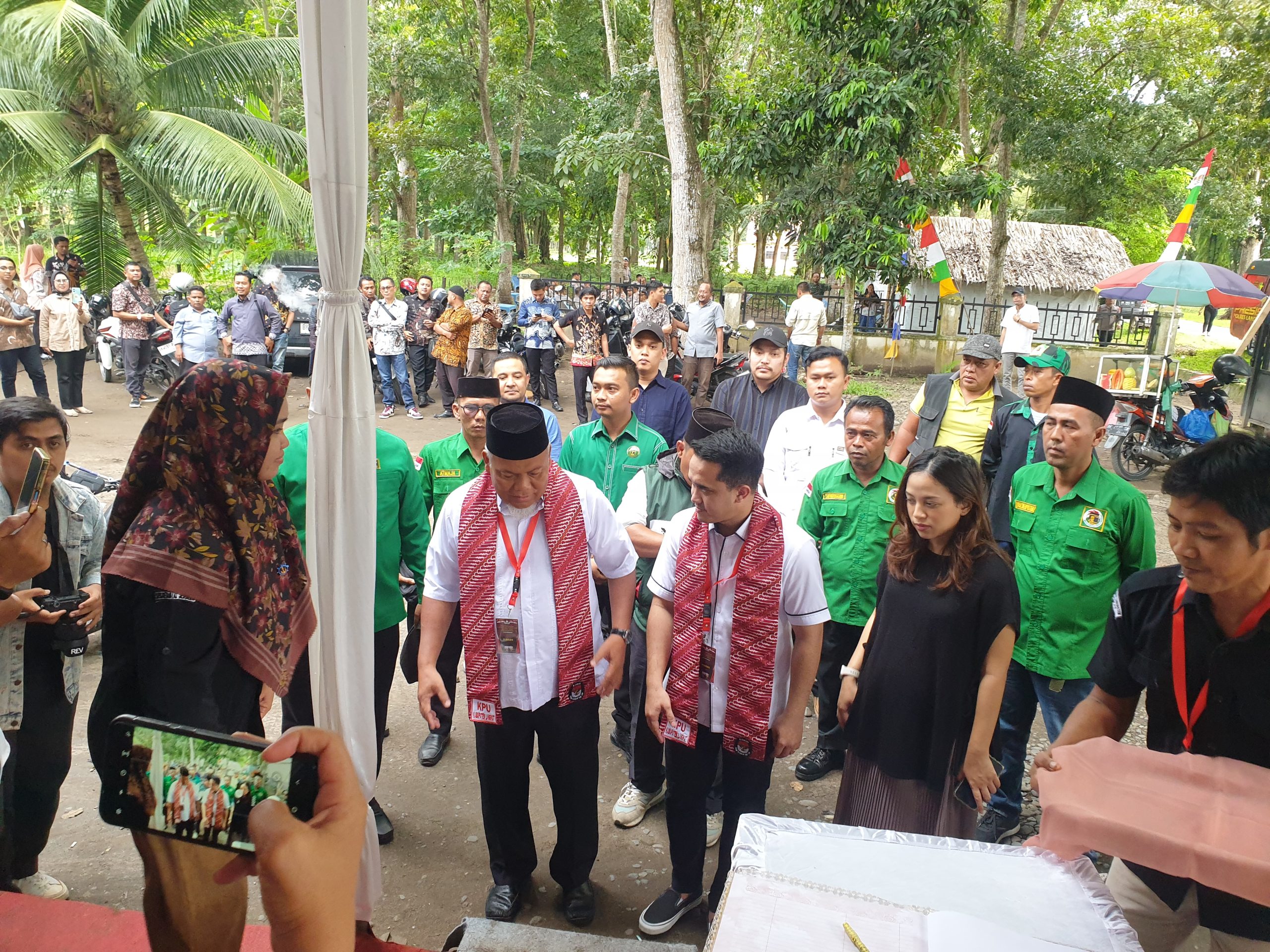 Pasangan Bakal Calon Bupati dan Calon Wakil Bupati Langkat Iskandar Sugito dan Adli Tama Hidayat Sembiring mendaftar di KPU Langkat