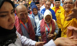 H. Syah Afandi-Tiorita Br. Surbakti mendaftar ke Kantor KPU Langkat 