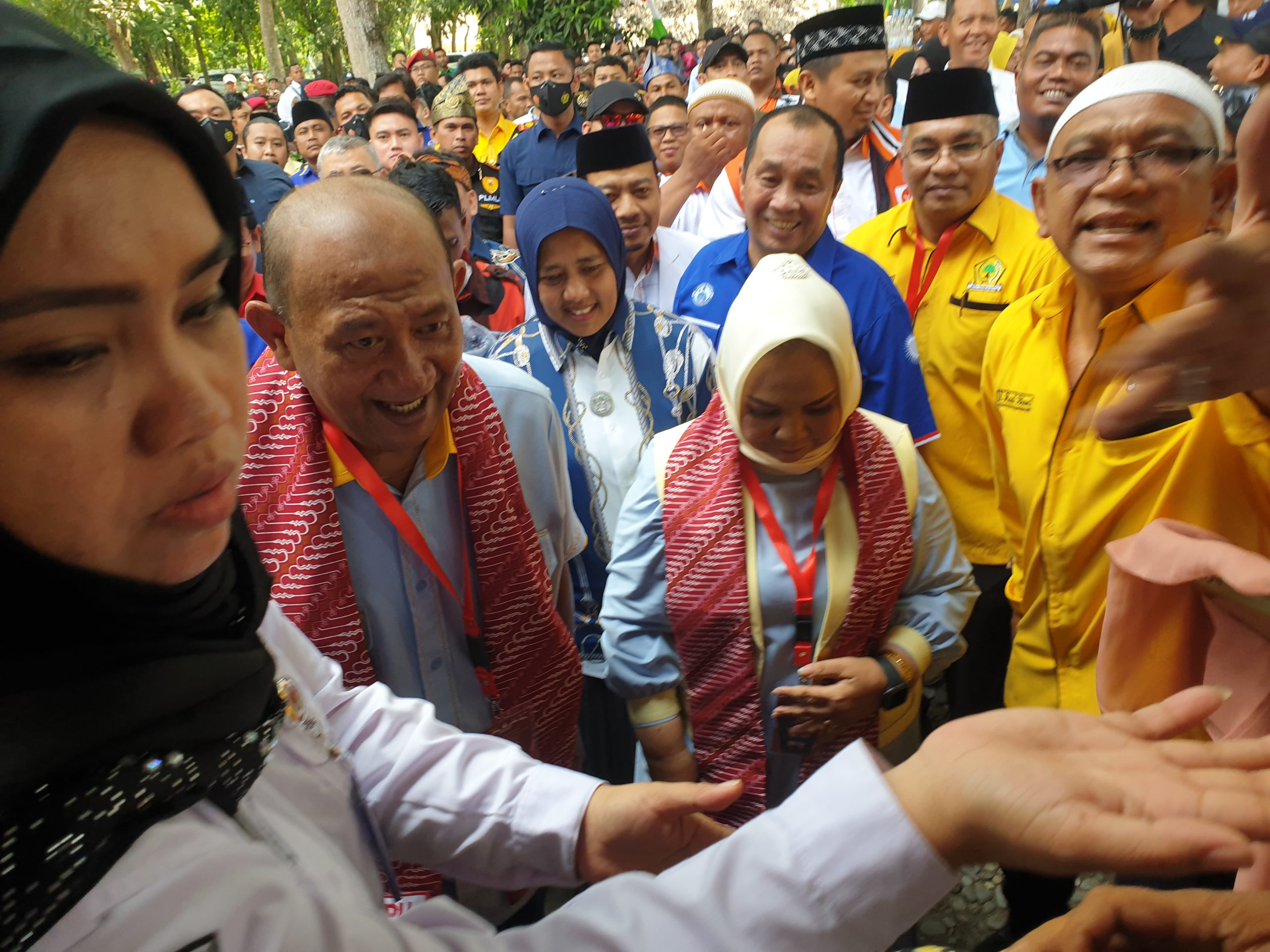 H. Syah Afandi-Tiorita Br. Surbakti mendaftar ke Kantor KPU Langkat 