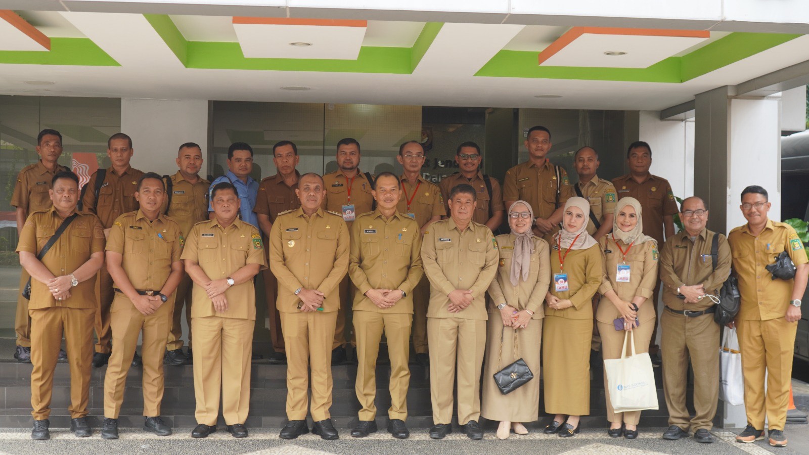 Ket:Penjabat Bupati Langkat, H. M. Faisal Hasrimy, AP. M.AP, didampingi Sekretaris Daerah Amril, S.Sos, M.AP dan tim ikuti eveluasi kerja yang dilakukan Itjen Kemendagri