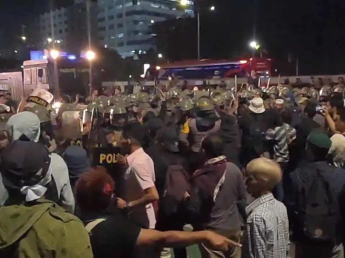 Aksi Unjuk Rasa di Gedung DPR RI Jakarta, Semakin Memanas Halte Bus Jadi Korban