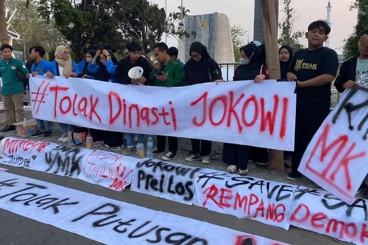 Unjuk Rasa Aliansi Kemarahan Buruh dan Rakyat Sumut Warnai Kota Medan