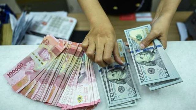 Nilai Tukar Rupiah Melemah Terhadap Dolar AS Menjelang Rilis Inflasi September 2024