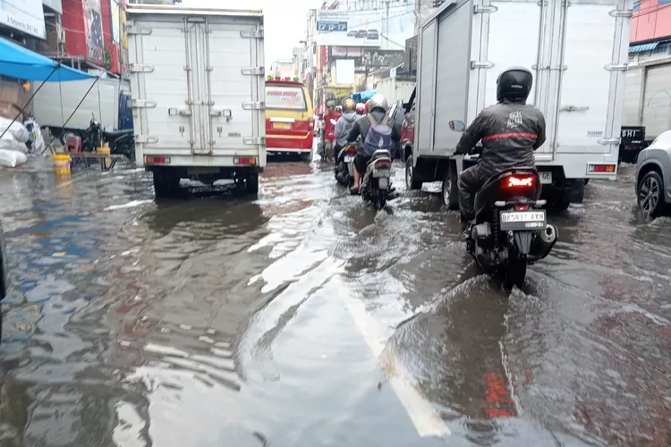 Banjir Genangi Sejumlah Ruas Jalan di Kota Medan