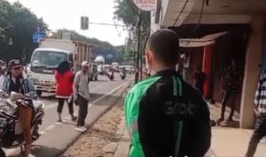 Cekcok Antara Pengemudi Ojek Online dan Debt Collector di Sawah Besar