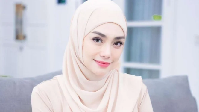 Celine Evangelista Resmi Jadi Mualaf, Umi Pipik Ungkap Proses Perubahan Agama