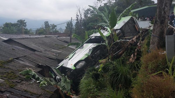 Delapan Orang Alami Luka-Luka Setelah Bus Pariwisata Terjun ke Jurang di Jalur Alternatif Puncak Bogor