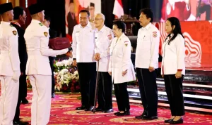 Duplikat Bendera Pusaka Diserahkan Megawati ke Kepala Daerah