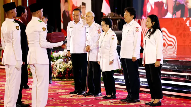 Duplikat Bendera Pusaka Diserahkan Megawati ke Kepala Daerah
