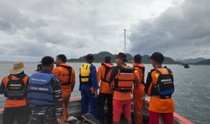 Evakuasi Kapal KM Subur GT 43 di Pulau Situngkus Tim SAR Gabungan Selamatkan 12 Penumpang