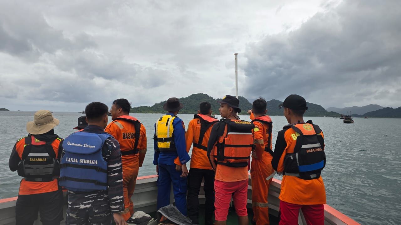 Evakuasi Kapal KM Subur GT 43 di Pulau Situngkus Tim SAR Gabungan Selamatkan 12 Penumpang