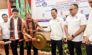 Pj Wali Kota Padangsidimpuan H Timur Tumanggor saat memukul Gong tanda dimulainya Rapimko dan Rapimkab Kadin se-Tabagsel di Aula Mega Permata Hotel, Kamis (1/8-24). Foto : BP/Ist