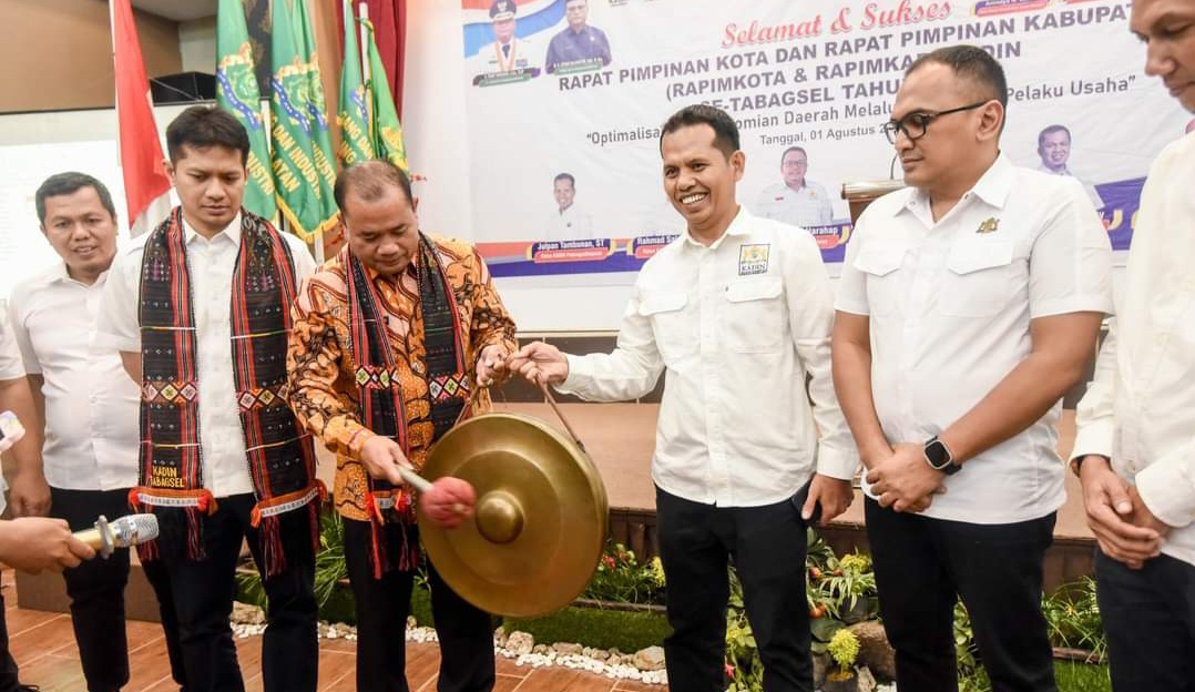 Pj Wali Kota Padangsidimpuan H Timur Tumanggor saat memukul Gong tanda dimulainya Rapimko dan Rapimkab Kadin se-Tabagsel di Aula Mega Permata Hotel, Kamis (1/8-24). Foto : BP/Ist