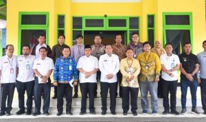 Pj Wali Kota Padangsidimpuan Timur Tumanggor dan Kepala BPS Kota Padangsidimpuan serta rombongan foto bersama usai Silaturahmi di Pendopo Kantor Wali Kota, Rabu (7/8-24). Foto : BP/Ist