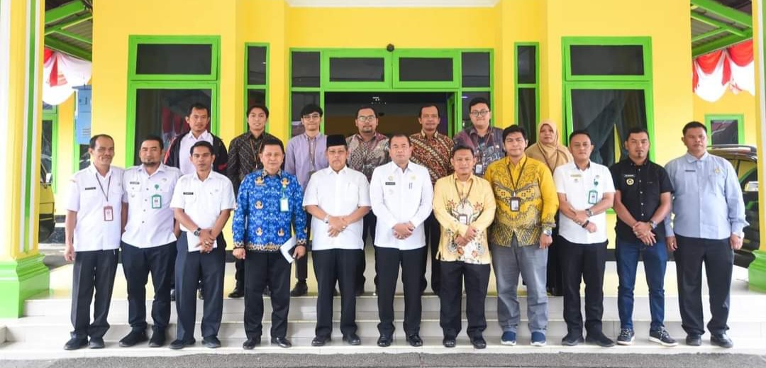 Pj Wali Kota Padangsidimpuan Timur Tumanggor dan Kepala BPS Kota Padangsidimpuan serta rombongan foto bersama usai Silaturahmi di Pendopo Kantor Wali Kota, Rabu (7/8-24). Foto : BP/Ist