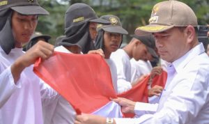 Pj Wali Kota Padangsidimpuan Timur Tumanggor saat memeriksa kesiapan Paskibra yang akan bertugas pada HUT Kemerdekaan RI ke-79 di Stadion HM Nurdin, Rabu (7/8-24). Foto : BP/Ist
