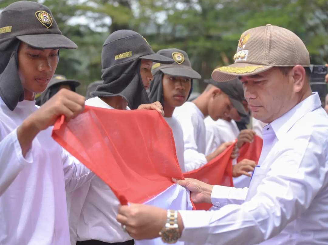 Pj Wali Kota Padangsidimpuan Timur Tumanggor saat memeriksa kesiapan Paskibra yang akan bertugas pada HUT Kemerdekaan RI ke-79 di Stadion HM Nurdin, Rabu (7/8-24). Foto : BP/Ist