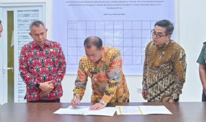 Pj Wali Kota Padangsidimpuan Timur Tumanggor saat menandatangani hasil Rembuk Stunting, Kamis (8/8-24). Foto : BP/Ist