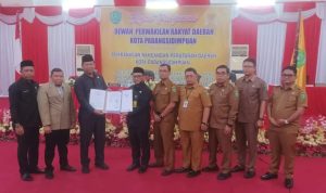 Sekdako Padzmangsidimpuan Letnan Dalimunthe saat menyerahkan draf Ranperda RPJP 2023-2045 kepada Ketua DPRD, Siwan Siswanto untuk di bahas lebih lanjut, Senin (12/8-24). Foto : BP/Ist