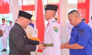 Warga saat menerima bantuan pangan di Gedung Futsal, Jalan Paluh Nibung, Kecamatan Medan Marelan. BP/erwan