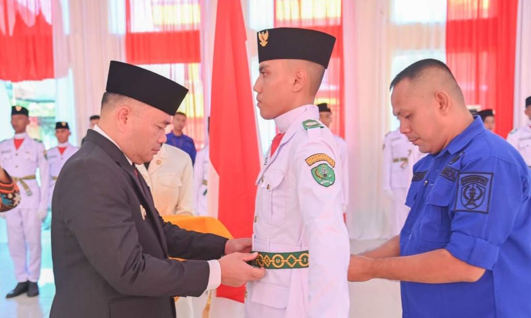 Warga saat menerima bantuan pangan di Gedung Futsal, Jalan Paluh Nibung, Kecamatan Medan Marelan. BP/erwan