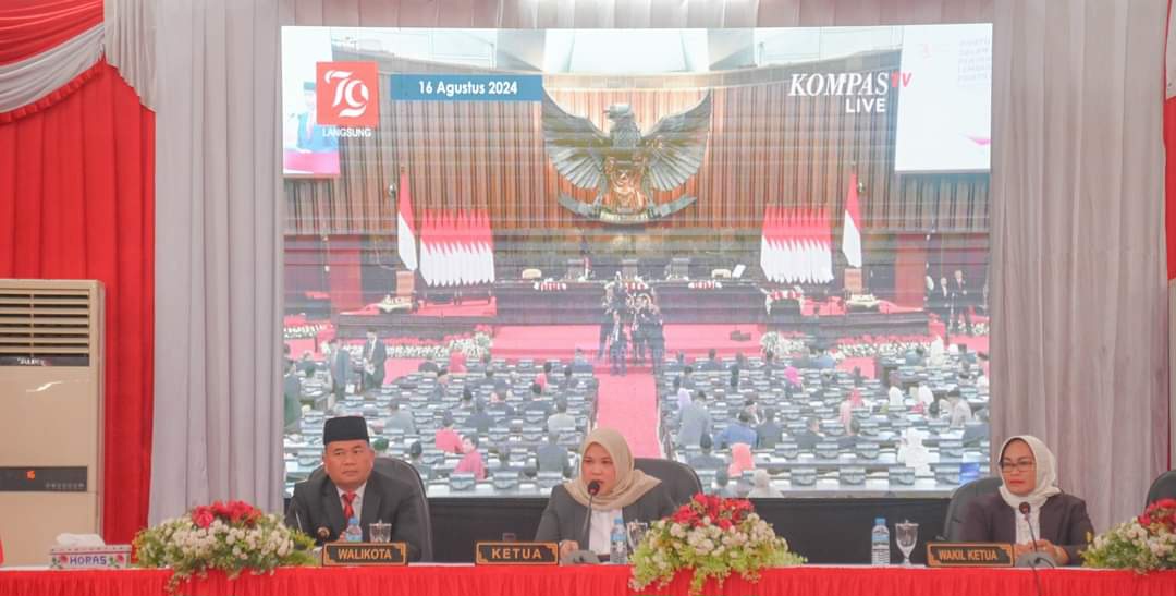 Pj Wali Kota Padangsidimpuan Timur Tumanggor dan Ketua Sementara DPRD serta Wakil Ketua Sementara DPRD dalam Rapat Paripurna Istimewa DPRD, Jum'at (16/8-24). Foto : BP/Ist