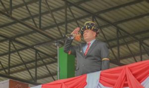 Pj Wali Kota Padangsidimpuan Timur Tumanggor dengan pakaian Adat Tapsel bertindak sebagai Irup peringatan HUT Kemerdekaan RI ke-79 di Stadion HM Nurdin, Sabtu (17/8-24). Foto : BP/Ist