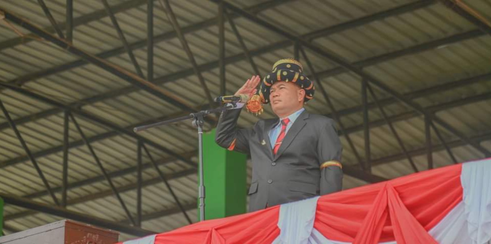 Pj Wali Kota Padangsidimpuan Timur Tumanggor dengan pakaian Adat Tapsel bertindak sebagai Irup peringatan HUT Kemerdekaan RI ke-79 di Stadion HM Nurdin, Sabtu (17/8-24). Foto : BP/Ist