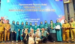 Pj Ketua TP PKK Sumut Ny Tyas Fatoni foto bersama dengan Ketua TP PKK Kabupaten/Kota se-Sumut usai penyerehan hadiah Lomba HGK PKK Tahun 2024, Rabu (21/8-24). Foto : BP/Ist