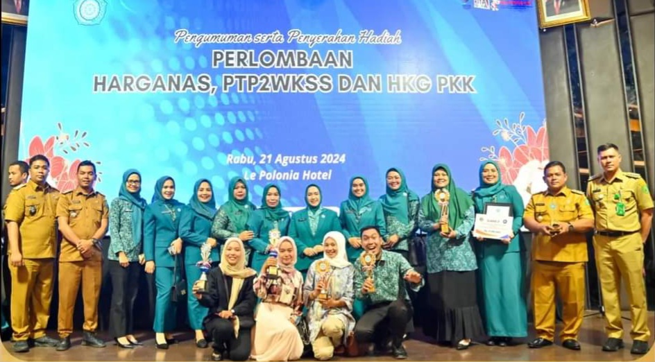 Pj Ketua TP PKK Sumut Ny Tyas Fatoni foto bersama dengan Ketua TP PKK Kabupaten/Kota se-Sumut usai penyerehan hadiah Lomba HGK PKK Tahun 2024, Rabu (21/8-24). Foto : BP/Ist
