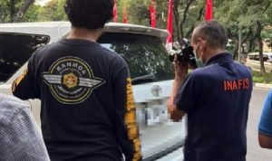 Mobil milik jurnalis Tempo, Husein Abri Dongoran, yang mengalami kerusakan parah setelah diduga menjadi korban teror di Jakarta Selatan.