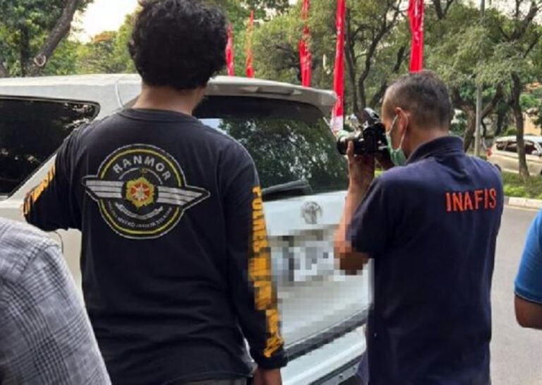 Mobil milik jurnalis Tempo, Husein Abri Dongoran, yang mengalami kerusakan parah setelah diduga menjadi korban teror di Jakarta Selatan.