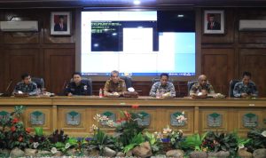 Binjai-BP:Sekdako Binjai H. Irwansyah, S.Sos, MM secara resmi membuka Bimbingan Teknis Optimalisasi Pemberdayaan Anggota Satuan Tugas Perlindungan Masyarakat dan Satuan Perlindungan Masyarakat Kabupaten/Kota se-Sumatera Utara dalam rangka Penyelenggaraan Pemilihan Gubernur/Wakil Gubernur dan Bupati/Wakil Bupati serta Wali Kota/Wakil Wali Kota se-Sumatera Utara, di Aula Pemko Binjai, Selasa (30/7). Dalam amanatnya, Sekdako Binjai menjelaskan bahwa kegiatan ini bertujuan untuk mengoptimalisasi peran linmas dalam interaksi dengan masyarakat, diharapkan anggota linmas dapat mengembangkan pendekatan persuasif, edukatif, dan partisipatif. Lebih lanjut, ia menyampaikan dalam konteks program perlindungan masyarakat yang diterapkan oleh pemerintah daerah, Satuan Perlindungan Masyarakat (SATLINMAS) memiliki peran dalam menjaga keamanan dan ketertiban di lingkungan Kota Binjai. "Tujuannya adalah untuk menciptakan koordinasi yang baik antar anggota dan meningkatkan wawasan anggota dalam upaya penanganan gangguan ketertiban umum, ketenteraman masyarakat, serta perlindungan masyarakat," jelas Sekdako. Selain itu, Sekdako Binjai menyebutkan bahwa bimtek ini diarahkan untuk meningkatkan kualitas dan kapabilitas anggota linmas agar dapat mengatasi berbagai tantangan yang mungkin timbul pada saat penyelengaraan pemilihan Gubernur/Bupati/Wakil Bupati serta Walikota/Wakil Walikota Se- Sumatera Utara di Kota Binjai. "Melalui bimtek ini, kami optimis semua personel Satpol PP dan Sat Linmas menjadi kebih berkualitas, efektif, efisien juga berdedikasi tinggi serta bisa menjaga netralitas, demi menjaga jalannya pesta demokrasi pilkada," ucapnya. Mengakhiri sambutanya, Sekdako Binjai berharap anggota linmas dapat berperan aktif dalam menjaga keamanan masyarakat, menjadi mitra yang dapat diandalkan oleh aparat keamanan, dan merespons situasi darurat dengan cepat dan tepat. Melalui pendekatan persuasif, edukatif, dan partisipatif, linmas diharapkan dapat membangun komunikasi yang baik dengan masyarakat, menciptakan hubungan yang harmonis dan saling mendukung. Kasatpol PP Pemprov Sumut Mahfullah Pratama Daulay, S.STP., M.AP selaku narasumber menyampaikan beberapa materi melalui zoom terkait dengan Peningkatan Kapasitas SDM Anggota Satlinmas dalam melaksanakan tupoksinya, yang nantinya diharapkan Anggota Satlinmas dapat meningkatkan pengetahuan dan kemampuan baik dalam membantu menjalankan Peraturan Daerah dan membantu KEPOLISIAN, TNI, serta POL PP dalam pengamanan untuk menyambut Penyelenggaraan Pemilihan Gubernur/Wakil Gubernur dan Bupati/Wakil Bupati serta Wali Kota/Wakil Wali Kota se-Sumatera Utara. Turut hadir Kasat Pol PP Kota Binjai Hardiansyah Putra Pohan, S.STP., Ketua KPU Kota Binjai Anton Indratno, S.Ag., Kabid Linmas Satpol PP Provsu Arifin Keliat, S.E., para Camat dan Lurah se-Kota Binjai dan tamu undangan lainnya.(BP/Rz) Keterangan fotho:Sekdako Binjai H.Irwansyah S. Sos, MM buka optimalisasi Satgas perlindungan masyarakat.
