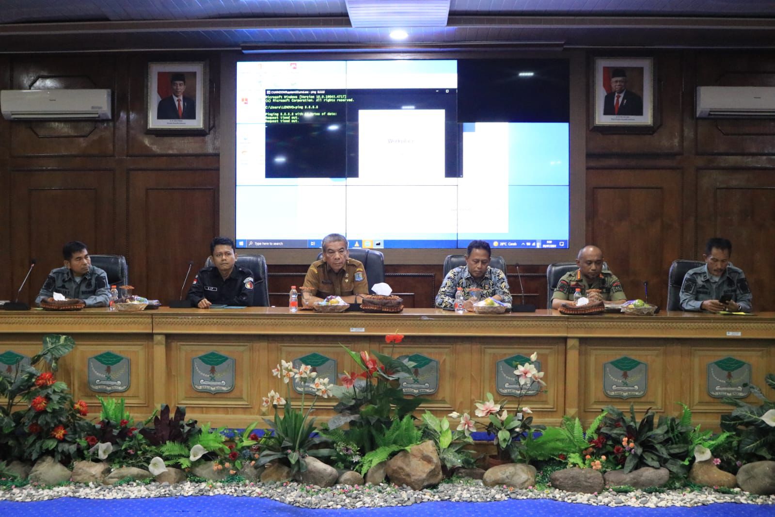Binjai-BP:Sekdako Binjai H. Irwansyah, S.Sos, MM secara resmi membuka Bimbingan Teknis Optimalisasi Pemberdayaan Anggota Satuan Tugas Perlindungan Masyarakat dan Satuan Perlindungan Masyarakat Kabupaten/Kota se-Sumatera Utara dalam rangka Penyelenggaraan Pemilihan Gubernur/Wakil Gubernur dan Bupati/Wakil Bupati serta Wali Kota/Wakil Wali Kota se-Sumatera Utara, di Aula Pemko Binjai, Selasa (30/7). Dalam amanatnya, Sekdako Binjai menjelaskan bahwa kegiatan ini bertujuan untuk mengoptimalisasi peran linmas dalam interaksi dengan masyarakat, diharapkan anggota linmas dapat mengembangkan pendekatan persuasif, edukatif, dan partisipatif. Lebih lanjut, ia menyampaikan dalam konteks program perlindungan masyarakat yang diterapkan oleh pemerintah daerah, Satuan Perlindungan Masyarakat (SATLINMAS) memiliki peran dalam menjaga keamanan dan ketertiban di lingkungan Kota Binjai. "Tujuannya adalah untuk menciptakan koordinasi yang baik antar anggota dan meningkatkan wawasan anggota dalam upaya penanganan gangguan ketertiban umum, ketenteraman masyarakat, serta perlindungan masyarakat," jelas Sekdako. Selain itu, Sekdako Binjai menyebutkan bahwa bimtek ini diarahkan untuk meningkatkan kualitas dan kapabilitas anggota linmas agar dapat mengatasi berbagai tantangan yang mungkin timbul pada saat penyelengaraan pemilihan Gubernur/Bupati/Wakil Bupati serta Walikota/Wakil Walikota Se- Sumatera Utara di Kota Binjai. "Melalui bimtek ini, kami optimis semua personel Satpol PP dan Sat Linmas menjadi kebih berkualitas, efektif, efisien juga berdedikasi tinggi serta bisa menjaga netralitas, demi menjaga jalannya pesta demokrasi pilkada," ucapnya. Mengakhiri sambutanya, Sekdako Binjai berharap anggota linmas dapat berperan aktif dalam menjaga keamanan masyarakat, menjadi mitra yang dapat diandalkan oleh aparat keamanan, dan merespons situasi darurat dengan cepat dan tepat. Melalui pendekatan persuasif, edukatif, dan partisipatif, linmas diharapkan dapat membangun komunikasi yang baik dengan masyarakat, menciptakan hubungan yang harmonis dan saling mendukung. Kasatpol PP Pemprov Sumut Mahfullah Pratama Daulay, S.STP., M.AP selaku narasumber menyampaikan beberapa materi melalui zoom terkait dengan Peningkatan Kapasitas SDM Anggota Satlinmas dalam melaksanakan tupoksinya, yang nantinya diharapkan Anggota Satlinmas dapat meningkatkan pengetahuan dan kemampuan baik dalam membantu menjalankan Peraturan Daerah dan membantu KEPOLISIAN, TNI, serta POL PP dalam pengamanan untuk menyambut Penyelenggaraan Pemilihan Gubernur/Wakil Gubernur dan Bupati/Wakil Bupati serta Wali Kota/Wakil Wali Kota se-Sumatera Utara. Turut hadir Kasat Pol PP Kota Binjai Hardiansyah Putra Pohan, S.STP., Ketua KPU Kota Binjai Anton Indratno, S.Ag., Kabid Linmas Satpol PP Provsu Arifin Keliat, S.E., para Camat dan Lurah se-Kota Binjai dan tamu undangan lainnya.(BP/Rz) Keterangan fotho:Sekdako Binjai H.Irwansyah S. Sos, MM buka optimalisasi Satgas perlindungan masyarakat.