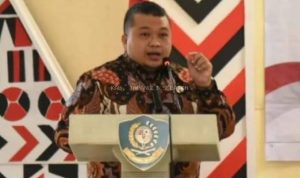 Tapsel-BP : Bupati Tapanuli Selatan (Tapsel) Dolly Pasaribu mengeluarkan seruan penting kepada seluruh Aparatur Sipil Negara (ASN), TNI dan Polri untuk terlibat aktif sesuai perannya masing-masing memastikan berjalannya pesta Demokrasi Pilkada tahun 2024. Dia juga berharap Verifikasi Faktual (Verfak) Calon Perseorangan (Independen) yang tengah dilaksanakan oleh Komisi Pemilihan Umum (KPU) Tapsel berjalan dengan baik. "Proses Verfak ini harus mendapat perhatian lebih dari seluruh elemen termasuk unsur Pemerintahan,TNI dan Polri agar berjalan demokratis dan terlepas dari intimidasi oknum dan kelompok tertentu," kata Dolly kepada sejumlah wartawan di Sayurmatinggi, Tapsel," Jum'at,(2/8-24). Dolly mengungkapkan, proses Verfak ini membutuhkan perhatian yang mendalam dari semua pihak, baik unsur Pemerintahan, TNI, dan Polri, untuk menjamin bahwa proses tersebut berjalan sesuai dengan prinsip demokrasi dan tidak terpengaruh oleh intimidasi dari oknum atau kelompok tertentu, ujarnya. Dolly juga mengungkapkan keprihatinannya terkait adanya indikasi bahwa beberapa kelompok tertentu aktif menyisir masyarakat untuk menarik dukungan mereka kepada Bakal Calon Perseorangan dengan cara-cara yang tidak etis. "Belakangan ini, kami mendapati adanya upaya-upaya yang disinyalir semakin aktif dan bahkan menjurus pada pemaksaan serta intimidasi terhadap masyarakat. Hal ini tidak dapat diterima dan harus segera diatasi. Kami mengajak masyarakat untuk berani menentukan sikap dan tidak takut terhadap segala bentuk intimidasi," tegas Dolly. Dia juga menyoroti pentingnya menjaga integritas proses demokrasi di Tapsel. "Kami berharap agar seluruh tahapan dalam proses Verfak dapat berlangsung dalam koridor peraturan dan perundang-undangan yang berlaku di Indonesia. Kami tidak ingin adanya upaya pembodohan atau manipulasi hak demokrasi masyarakat oleh oknum atau kelompok yang mencoba melakukan intervensi dan intimidasi," tambah Dolly. Untuk itu Dolly berharap semua pihak untuk bersinergi dalam menjaga proses Verfak agar tetap berjalan dengan adil dan jujur, serta memastikan bahwa hak-hak demokrasi masyarakat dihormati tanpa adanya gangguan dari pihak manapun, tutup Dolly. BP/AA Ket. Gbr : Bupati Tapsel H Dolly Pasaribu. Foto : BP/Ist