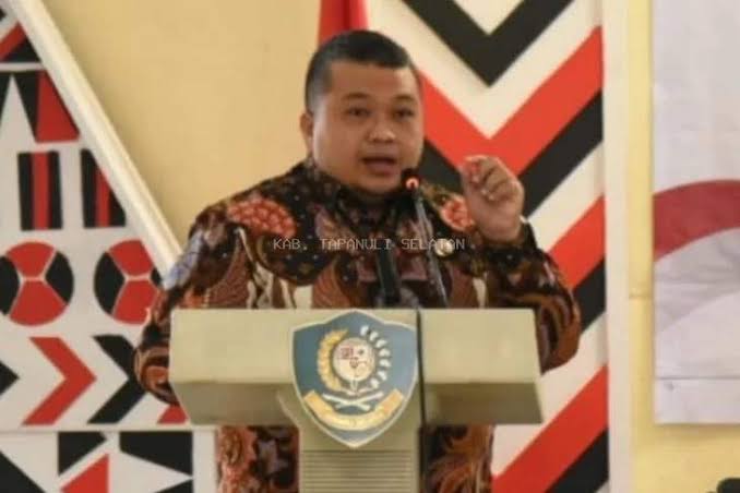 Tapsel-BP : Bupati Tapanuli Selatan (Tapsel) Dolly Pasaribu mengeluarkan seruan penting kepada seluruh Aparatur Sipil Negara (ASN), TNI dan Polri untuk terlibat aktif sesuai perannya masing-masing memastikan berjalannya pesta Demokrasi Pilkada tahun 2024. Dia juga berharap Verifikasi Faktual (Verfak) Calon Perseorangan (Independen) yang tengah dilaksanakan oleh Komisi Pemilihan Umum (KPU) Tapsel berjalan dengan baik. "Proses Verfak ini harus mendapat perhatian lebih dari seluruh elemen termasuk unsur Pemerintahan,TNI dan Polri agar berjalan demokratis dan terlepas dari intimidasi oknum dan kelompok tertentu," kata Dolly kepada sejumlah wartawan di Sayurmatinggi, Tapsel," Jum'at,(2/8-24). Dolly mengungkapkan, proses Verfak ini membutuhkan perhatian yang mendalam dari semua pihak, baik unsur Pemerintahan, TNI, dan Polri, untuk menjamin bahwa proses tersebut berjalan sesuai dengan prinsip demokrasi dan tidak terpengaruh oleh intimidasi dari oknum atau kelompok tertentu, ujarnya. Dolly juga mengungkapkan keprihatinannya terkait adanya indikasi bahwa beberapa kelompok tertentu aktif menyisir masyarakat untuk menarik dukungan mereka kepada Bakal Calon Perseorangan dengan cara-cara yang tidak etis. "Belakangan ini, kami mendapati adanya upaya-upaya yang disinyalir semakin aktif dan bahkan menjurus pada pemaksaan serta intimidasi terhadap masyarakat. Hal ini tidak dapat diterima dan harus segera diatasi. Kami mengajak masyarakat untuk berani menentukan sikap dan tidak takut terhadap segala bentuk intimidasi," tegas Dolly. Dia juga menyoroti pentingnya menjaga integritas proses demokrasi di Tapsel. "Kami berharap agar seluruh tahapan dalam proses Verfak dapat berlangsung dalam koridor peraturan dan perundang-undangan yang berlaku di Indonesia. Kami tidak ingin adanya upaya pembodohan atau manipulasi hak demokrasi masyarakat oleh oknum atau kelompok yang mencoba melakukan intervensi dan intimidasi," tambah Dolly. Untuk itu Dolly berharap semua pihak untuk bersinergi dalam menjaga proses Verfak agar tetap berjalan dengan adil dan jujur, serta memastikan bahwa hak-hak demokrasi masyarakat dihormati tanpa adanya gangguan dari pihak manapun, tutup Dolly. BP/AA Ket. Gbr : Bupati Tapsel H Dolly Pasaribu. Foto : BP/Ist