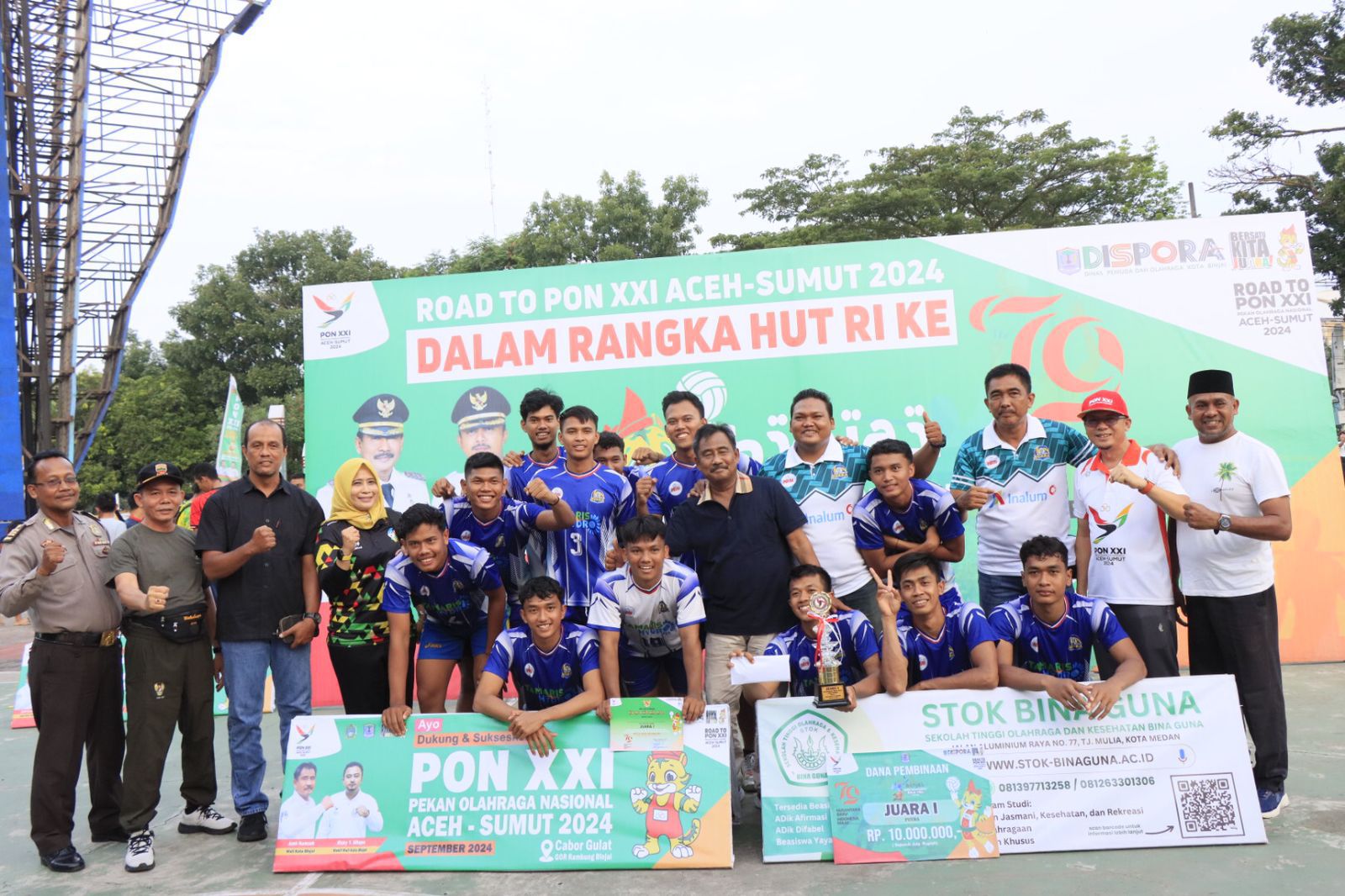Wali Kota Binjai resmi menutup Turnamen Bola Voli Putra di Lapangan Merdeka Binjai.