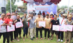 Wali Kota Binjai bersama pemenang Lomba Rakit Hias dalam rangka menyambut Hari Kemerdekaan Republik Indonesia(RI) yang ke-79.