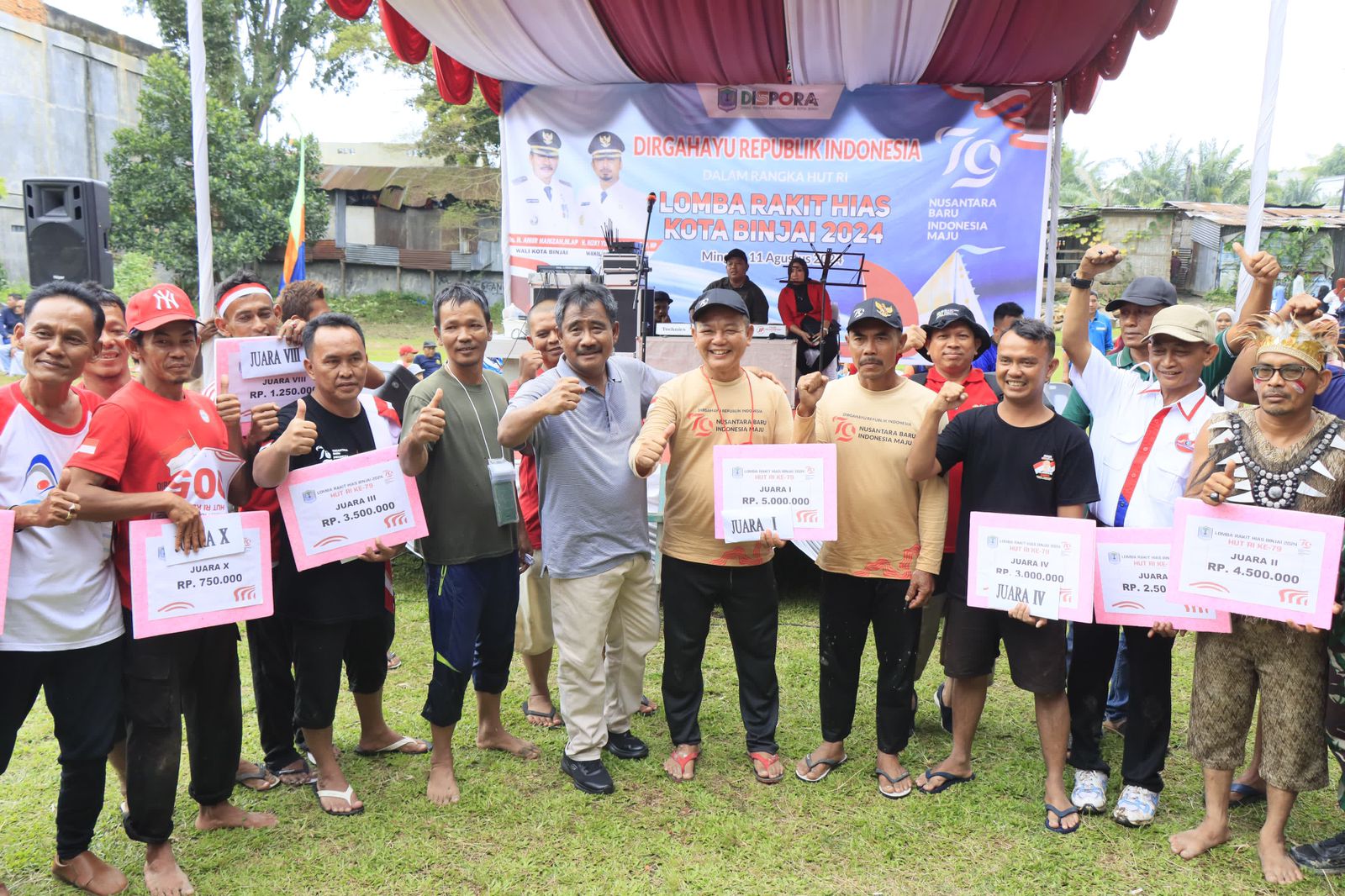 Wali Kota Binjai bersama pemenang Lomba Rakit Hias dalam rangka menyambut Hari Kemerdekaan Republik Indonesia(RI) yang ke-79.